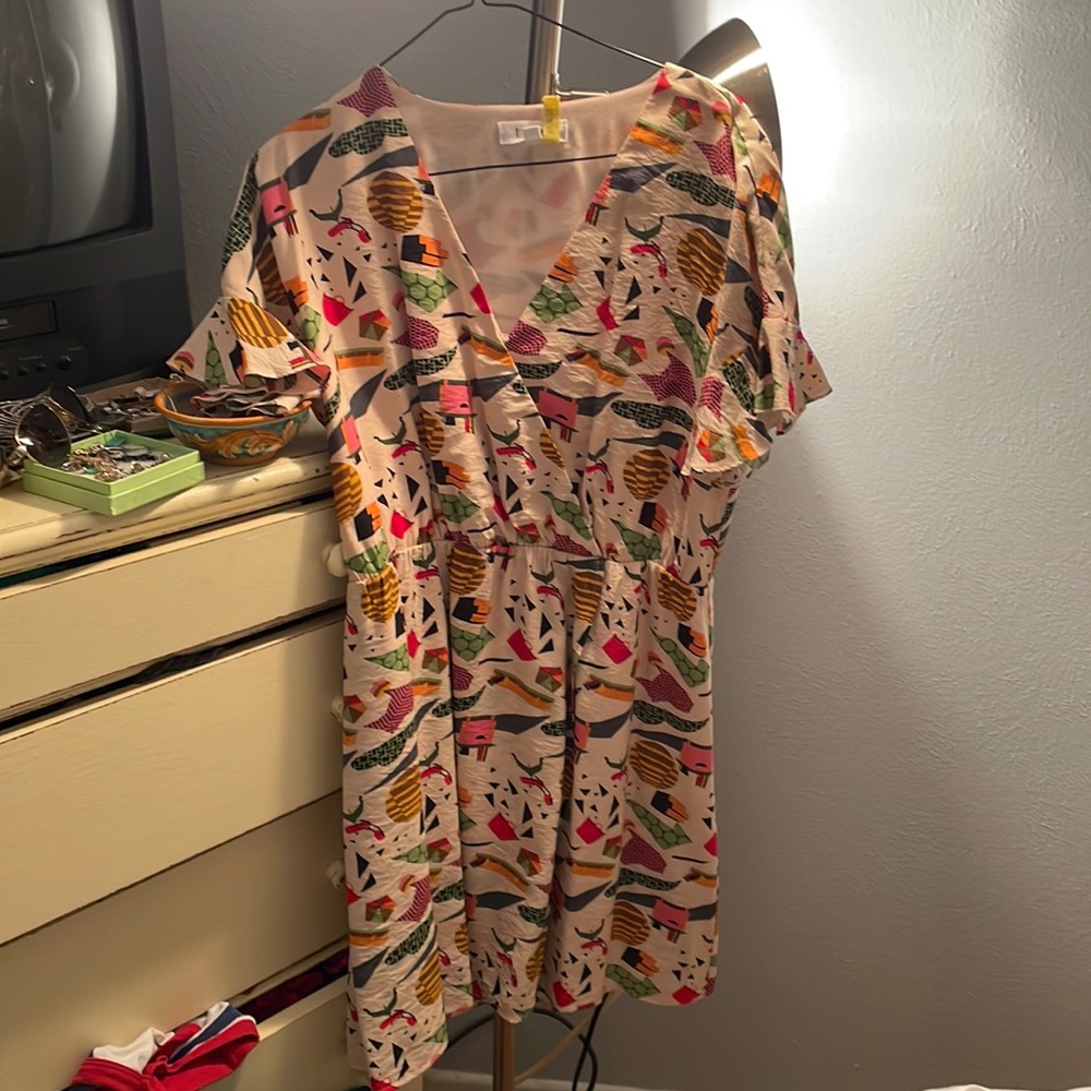 Adorable printed dress with great sleeves!! Worn only a few times